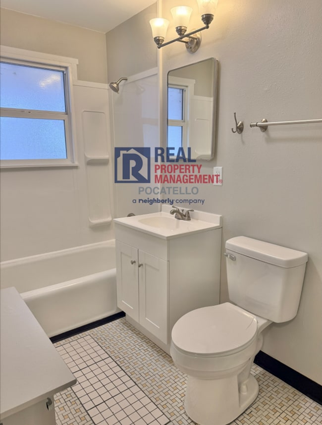 Building Photo - 3 Bedroom 1 Bath Apartment - newly remodeled