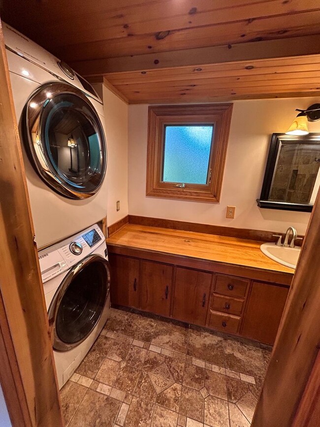 Building Photo - East AVL - Beautiful Zen Garden Apt with Sauna!