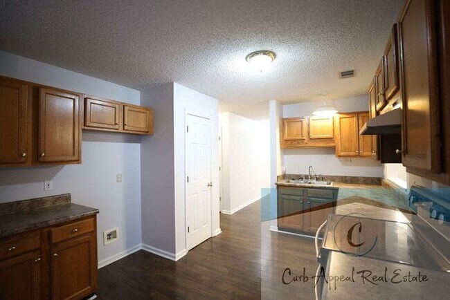 Building Photo - Spacious 3 bed/2 bath home - garage, deck, fenced back yard - includes yard care!!