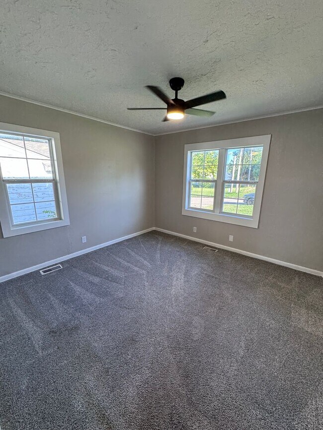 Building Photo - Mayo Meadow 3 Bed 1.5 Bath Cutie! Fully Up...