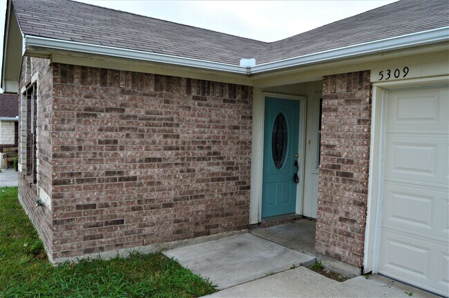 Building Photo - Updated 3-2-2 Home For Lease