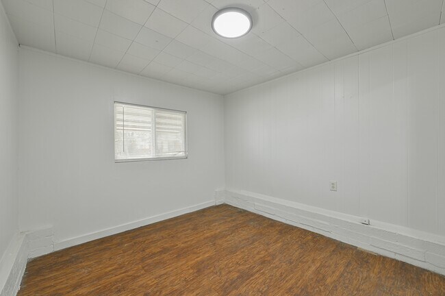 Building Photo - 713 NE 34th Terrace