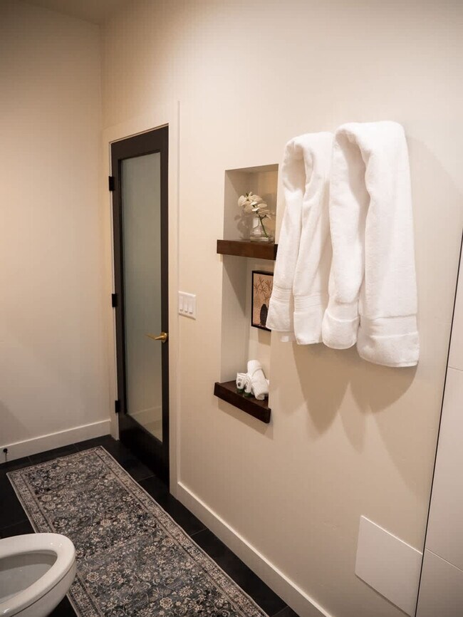 Building Photo - 3413 W Sunset Ave