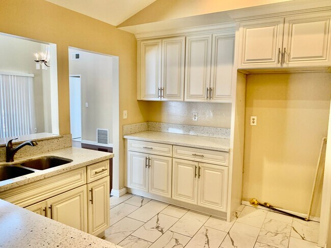 Building Photo - Charming Single Story Home