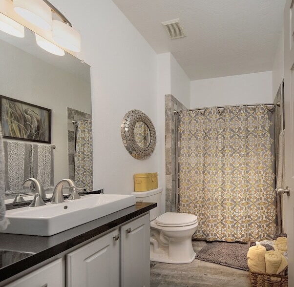 Building Photo - 182 N Valley Oaks Cir