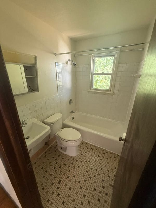 Building Photo - 372 Park St