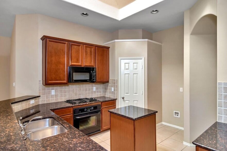 Building Photo - 5212 Westheimer Rd