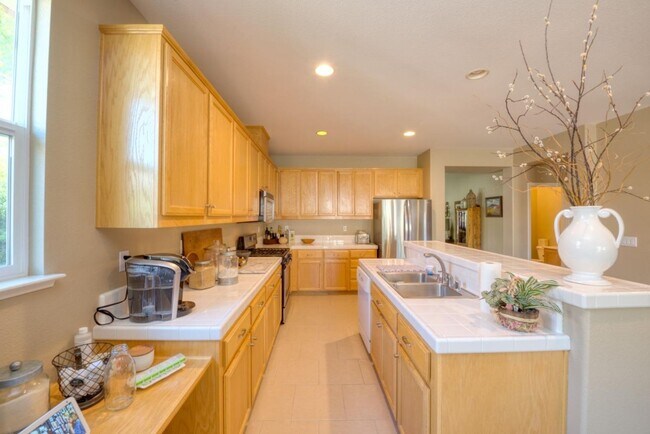 Building Photo - Amazing Large 3 Bedroom 2 Bathroom Home for Lease in Patterson