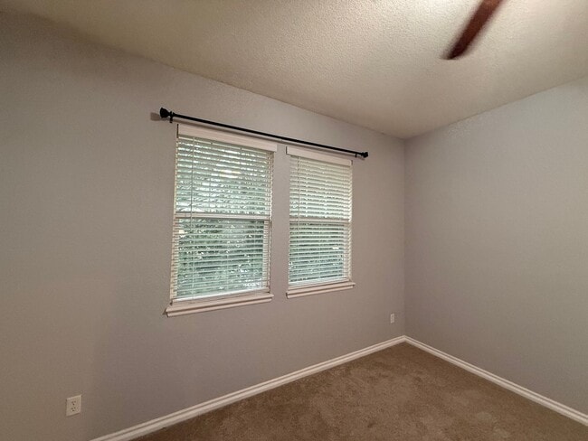 Building Photo - Bright and Modern 3-Bed, 2.5-Bath Townhous...