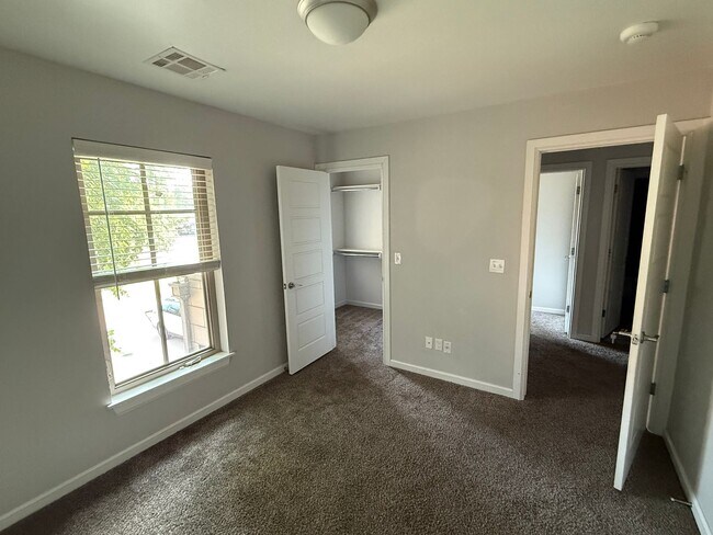 Building Photo - Amazing 3 bed 2 bath duplex near NW 122nd St