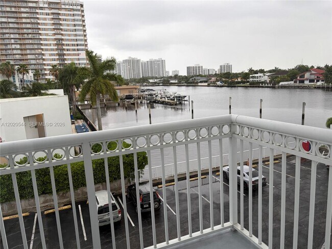 Building Photo - 1913 S Ocean Dr