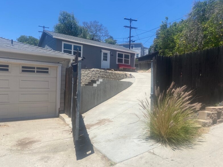 Private entrance walkway and stairs - 4358 Aragon Dr