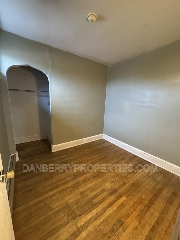 Building Photo - 915 N Main St