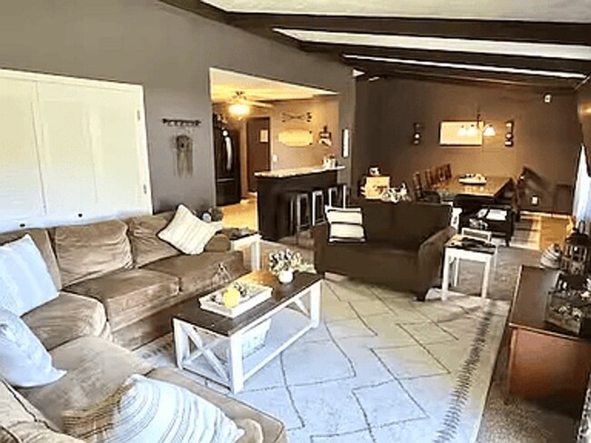 Building Photo - Spacious 4-Bed Westside Home