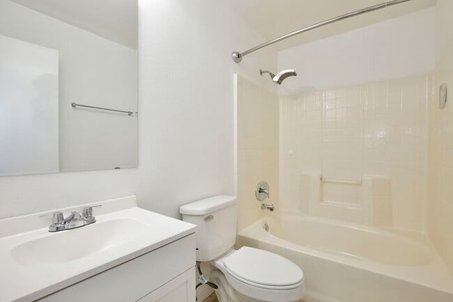 Building Photo - Beautiful 3/2 Home Recently Remodeled with...