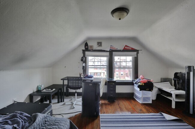 Building Photo - GREAT OSU SOUTH CAMPUS LOCATION - Ridiculously Nice back deck and off-street parking for everyone