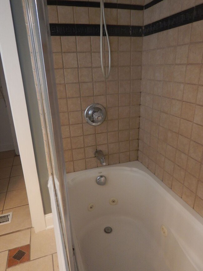 Building Photo - 3 Bedroom 2 Bath house on level lot. Pet Friendly