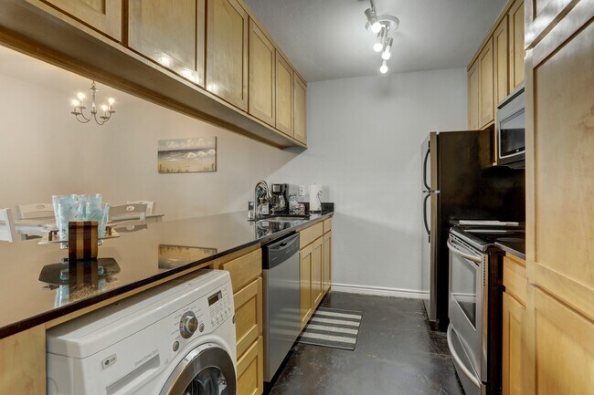 Building Photo - 2450 Ashdale Dr