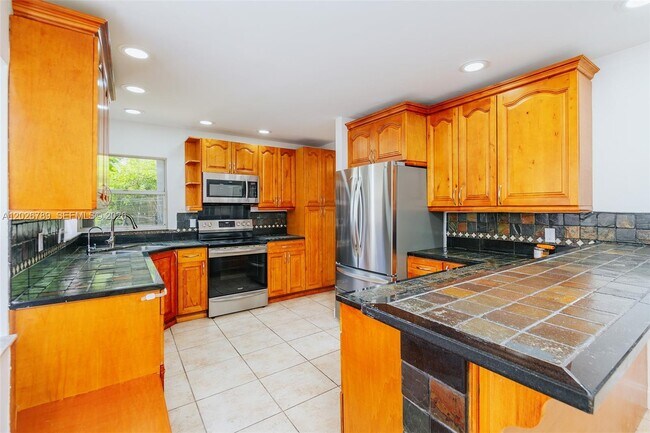 Building Photo - 305 S Ketch Dr