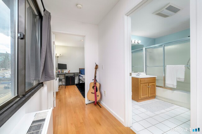 Building Photo - 300 Broad St