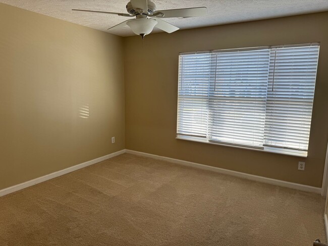 Building Photo - 2BR Townhome in Shadow Glen