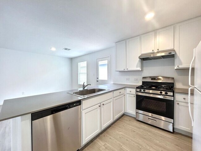 Building Photo - 3-Bedroom Home in a Quiet Neighborhood / P...