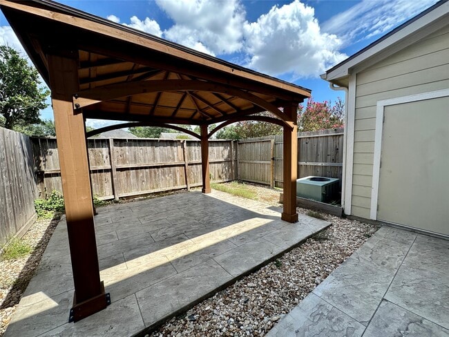 Building Photo - 16130 Limestone Lake Dr