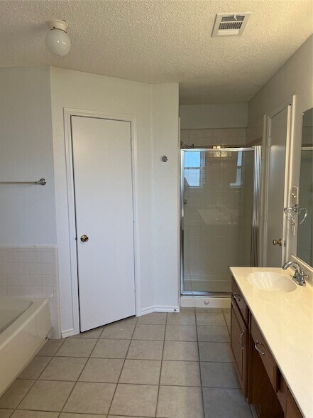 Building Photo - 1706 Oxford Dr