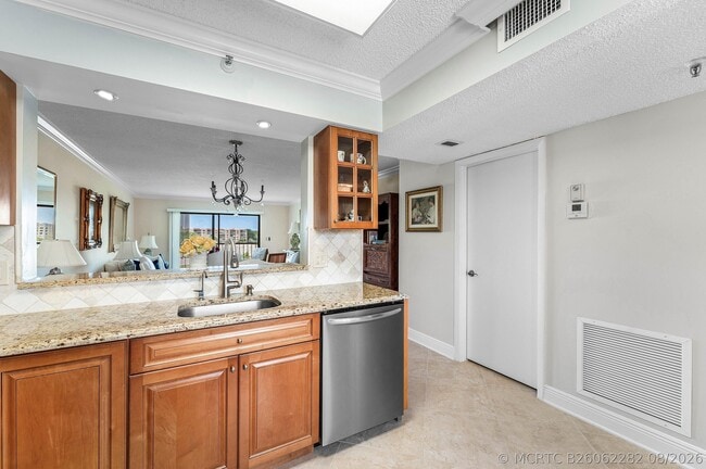 Building Photo - 7076 Huntington Ln