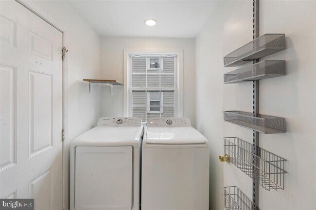 Building Photo - 528 E Elm St