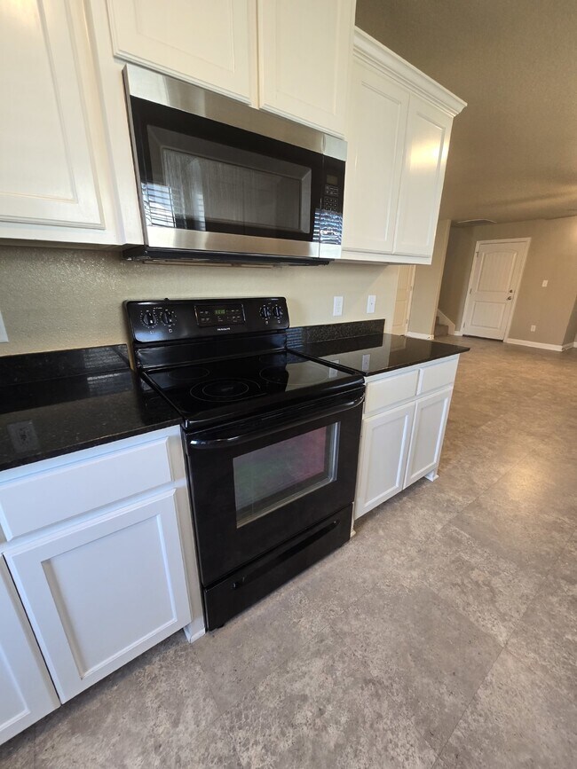 Building Photo - Spacious 3 Bedroom, 2 Bath Duplex for Rent...