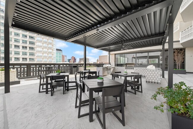 Building Photo - 2016 Main St