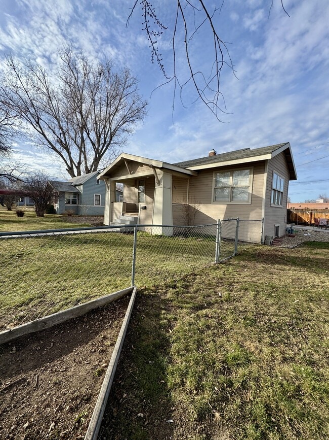 Building Photo - 560 E 6th N