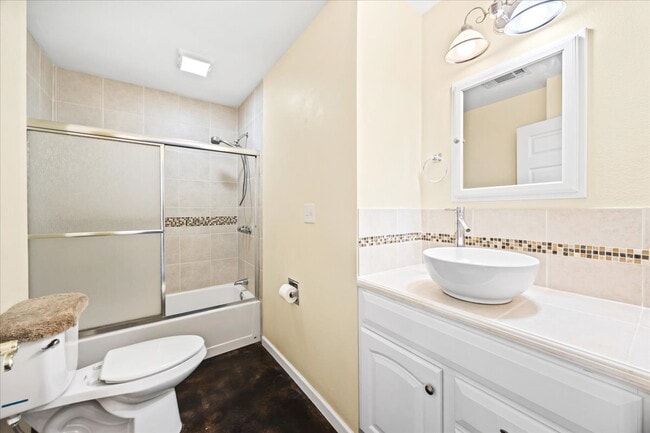 Building Photo - Beautiful 2 Bedroom, 2 Bath Home in Guard-...