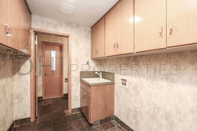 Building Photo - SPACIOUS MIDCENTURY HOME IN LONGVIEW'S CASCADE WAY NEIGHBORHOOD FOR RENT