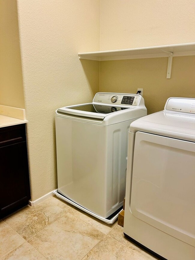 Building Photo - Beautiful TownHouse available in Brawley