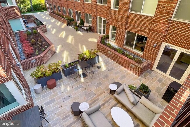 Building Photo - 635 Slaters Ln