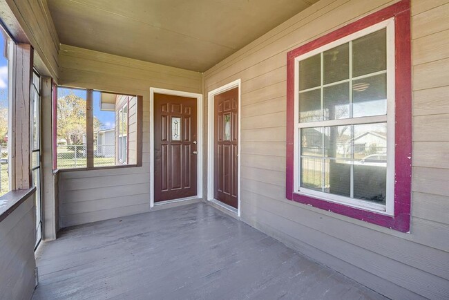 Building Photo - 809 4th St N