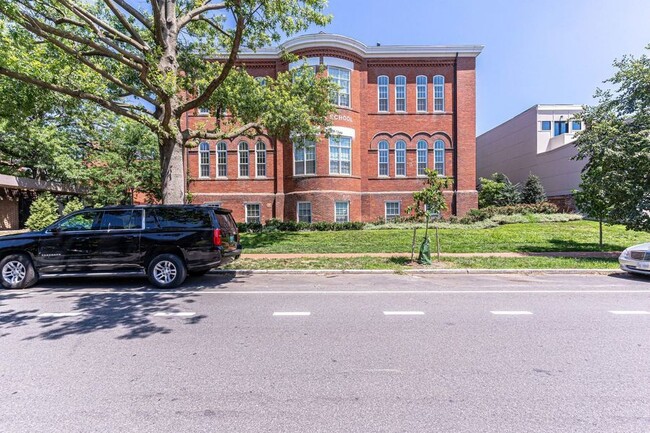 Building Photo - Stunning Capitol Hill One-Bedroom!