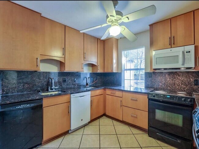Building Photo - 2093 Greenwood Dr
