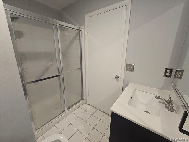 Building Photo - 2951 Hill Dr
