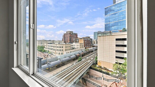 Building Photo - $2,820.95- 2 bed, 1 bath Condo in the heart of Denver with In Unit Laundry!