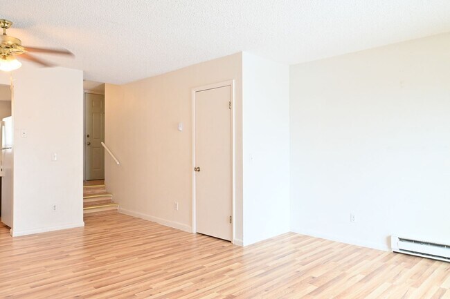 Building Photo - 2 bed 1 Bath townhouse