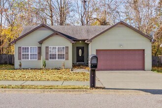 Building Photo - Pet Friendly Three Bedroom!