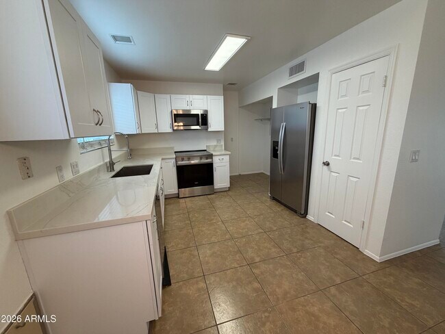 Building Photo - 909 E Escuda Dr