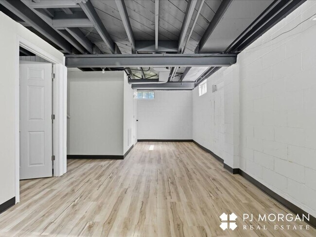 Building Photo - Stylish Updates + Spacious Yard + 2-Car Ga...