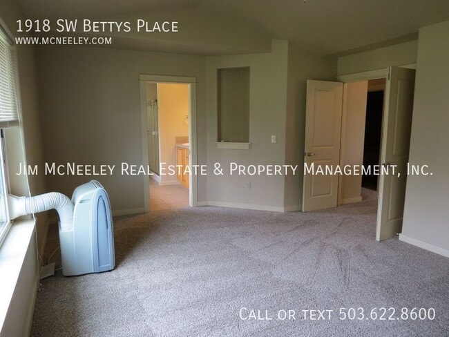 Building Photo - 1918 SW Betty's Pl