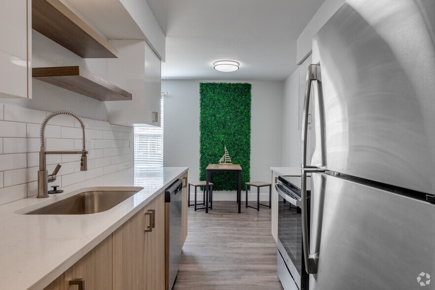 2BR, 1.5BA -1020SF - Kitchen - North Shore Apartments