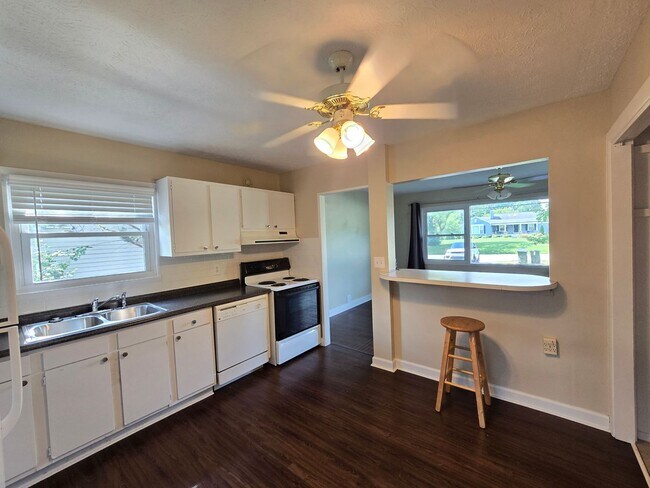 Building Photo - YOU CAN STOP YOUR SEARCH! Jeffersontown / Jtown Rental with 3 Bedrooms, 1 Full Baths, Ranch, 1 Ca...
