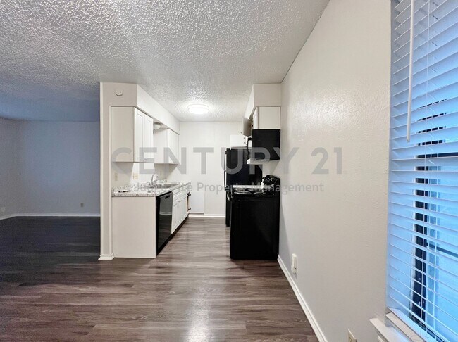 Building Photo - 1108 N Elm St